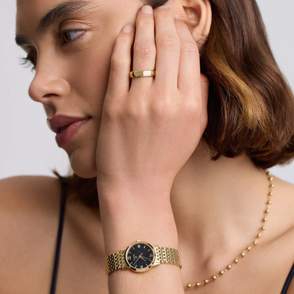 Classic Link Round Gold Watch With Black Dial