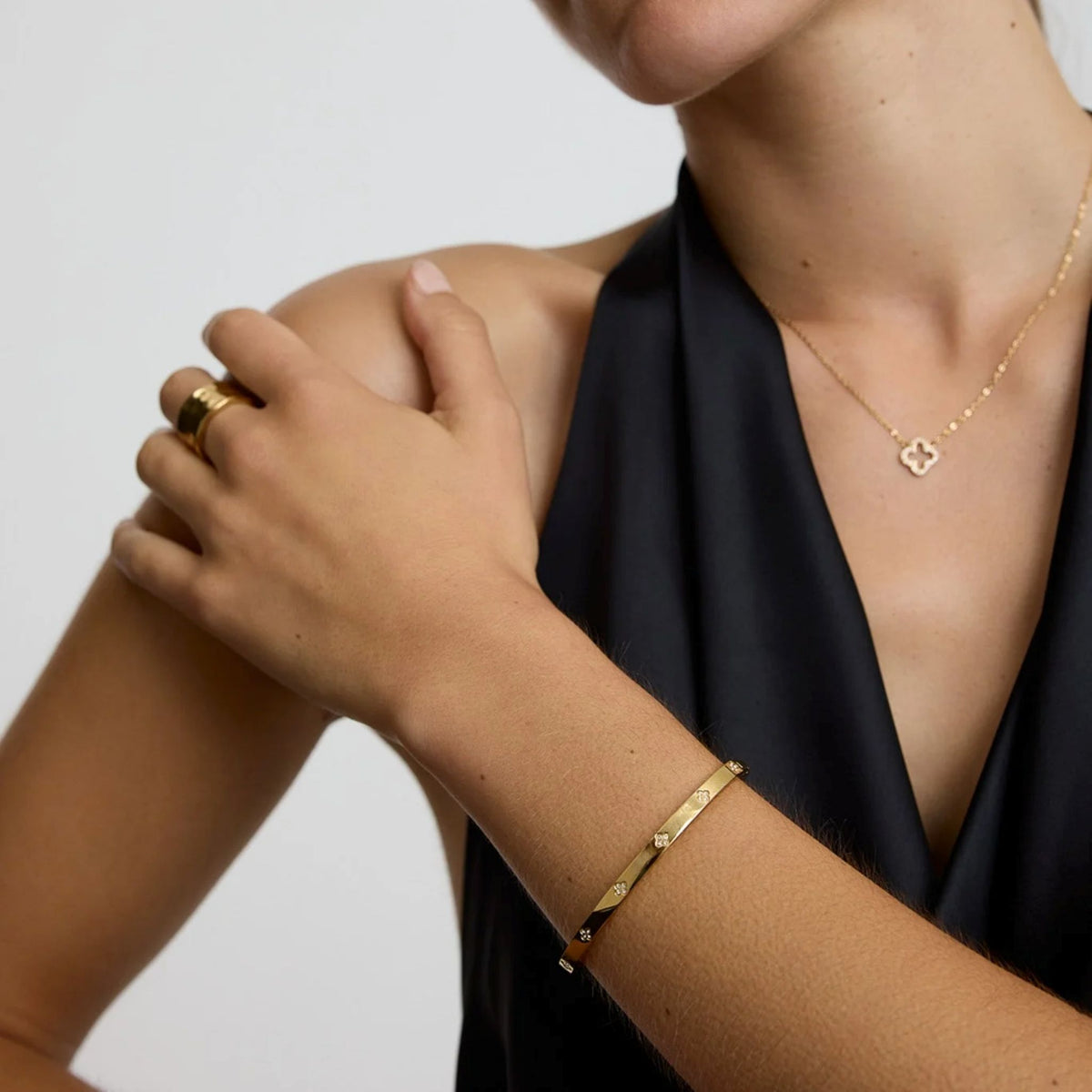 D.LOUISE Gold Slim Clover Bangle